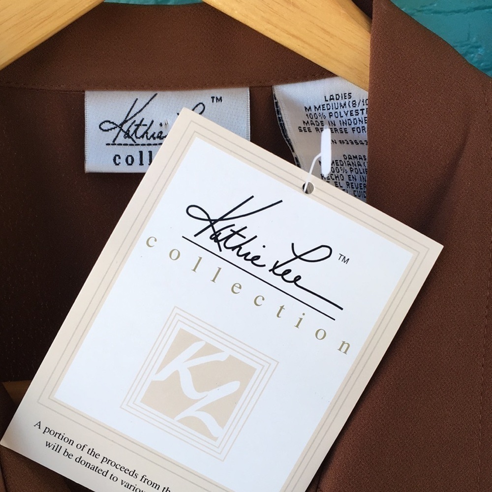 CLEARANCE Y2K SLEEVELESS BUTTON DOWN TOP W/ TIE BACK BROWN  VINTAGE SIZE MEDIUM - Picture 2 of 3